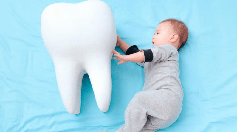 Bébé 9 Tahiti - 🦷La mitaine de dentition Mouthie est une solution pratique  pour la poussée des dents des bébés trop petits pour saisir et tenir les  anneaux de dentition standards entre